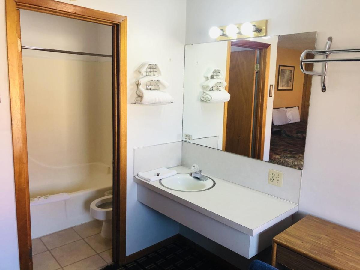 Big 12 Motel Broken Bow Esterno foto